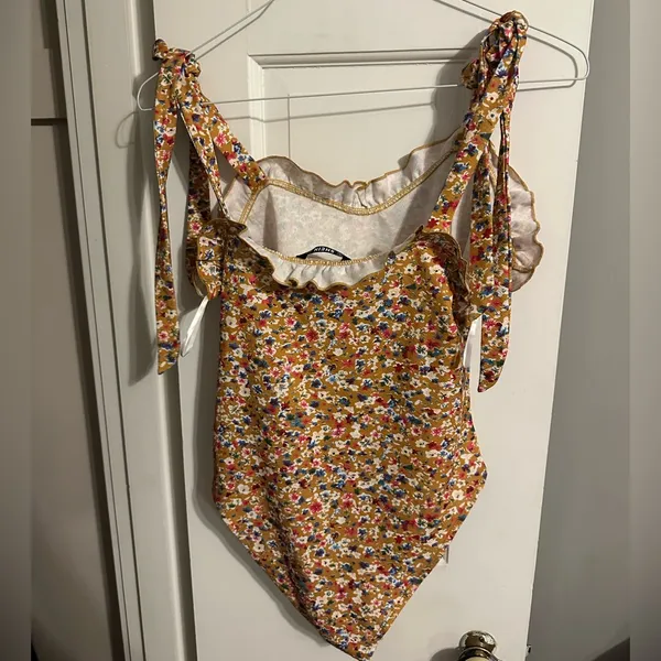 SheIn Floral Knot Strap bodysuit - Image 3
