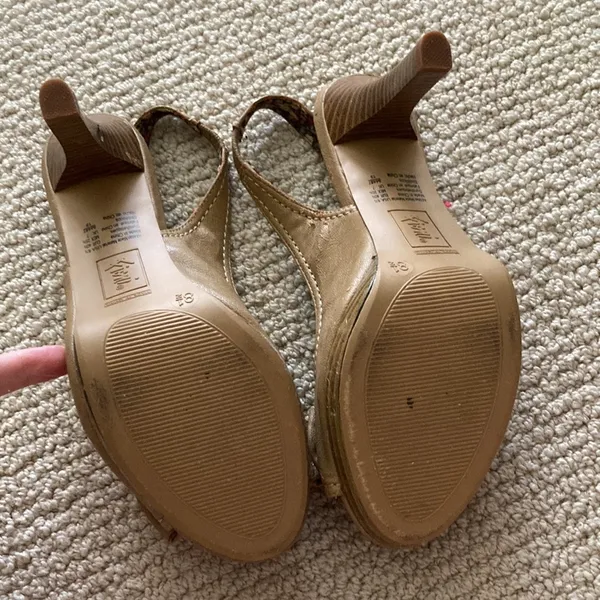 Fioni Nude High Heel Bow Front Platinum 4” Heels Vegan Leather Size 8.5 Like New - Image 9