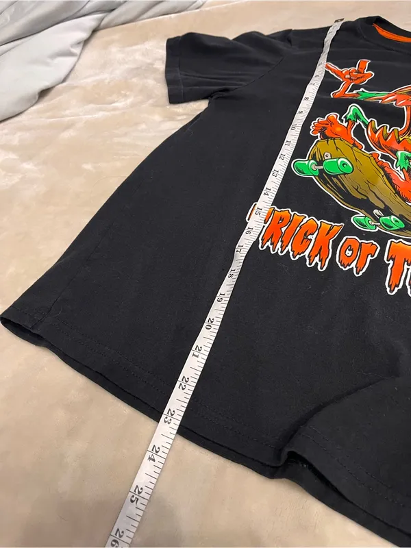 HALLOWEEN Trick or Treat Graphic Tee Short Sleeve Women’s Sz L EUC - Image 5