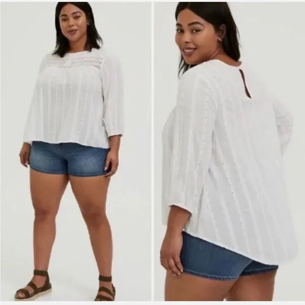 Torrid White Eyelet & Lace Embroidered Hi-Lo Blouse size 1X - Image 2