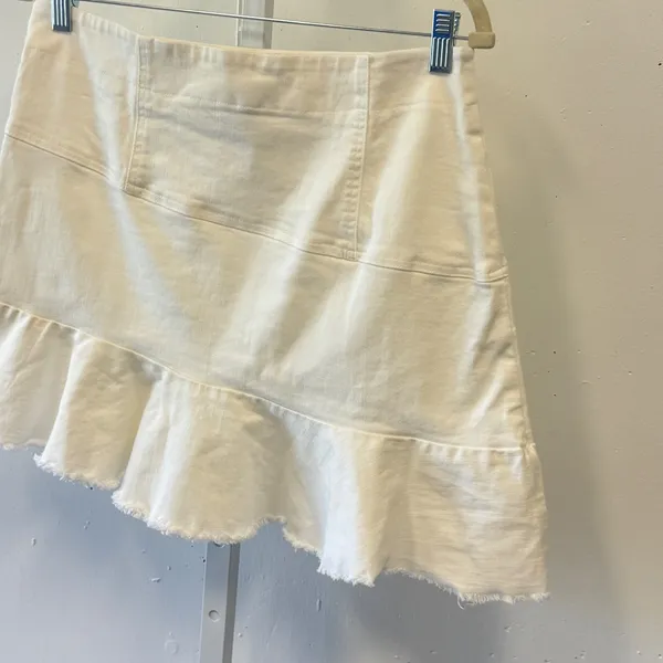 AQUA Denim Ruffle Asymmetric Hem Mini Skirt Size L Raw Edge Side Zip White - Image 4