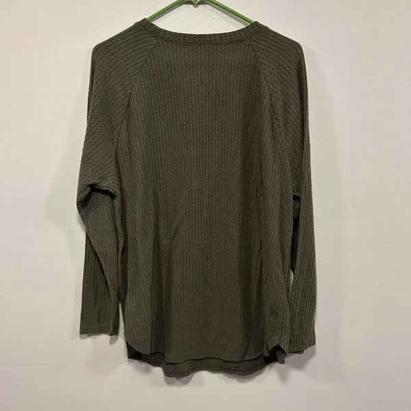 American Eagle Outfitters Olive Long Sleeve Henley Tee Size XL! - Image 4