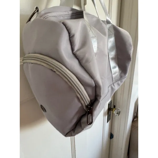NWT‎ Halara silver gray gym bag - Image 11
