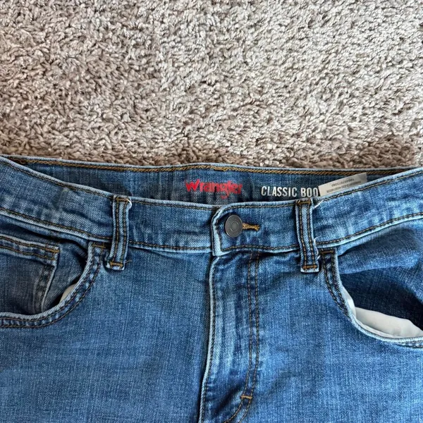 Wrangler blue bootcut jeans - Image 2