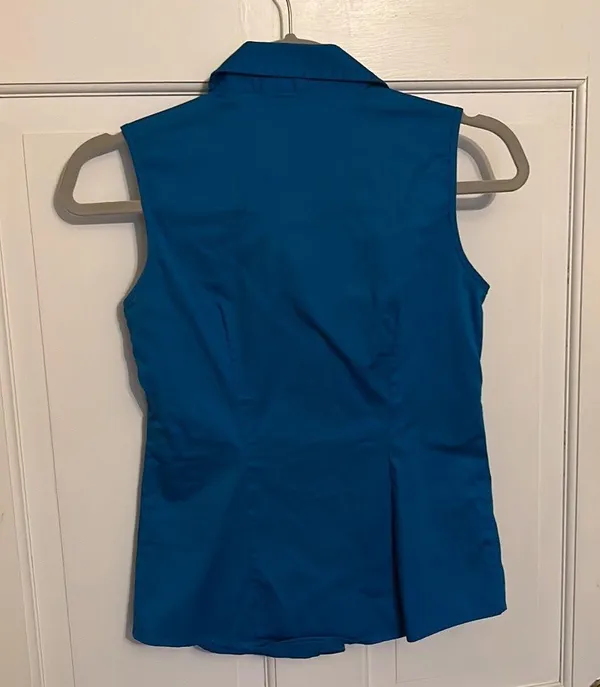 Banana Republic XSP Sleeveless Button Down - Image 3