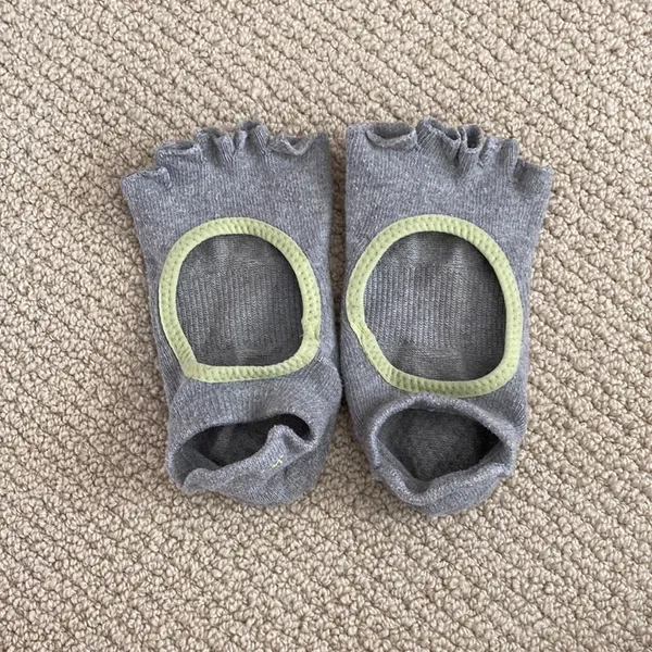 Toesox Half Toe Bellarina Grip Socks Size Medium Grey Barre Pilates Yoga EUC - Image 4