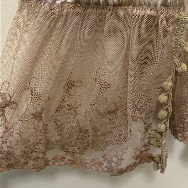Altar’d state Lace and Faux Fur Vest Y2K size small - Image 4