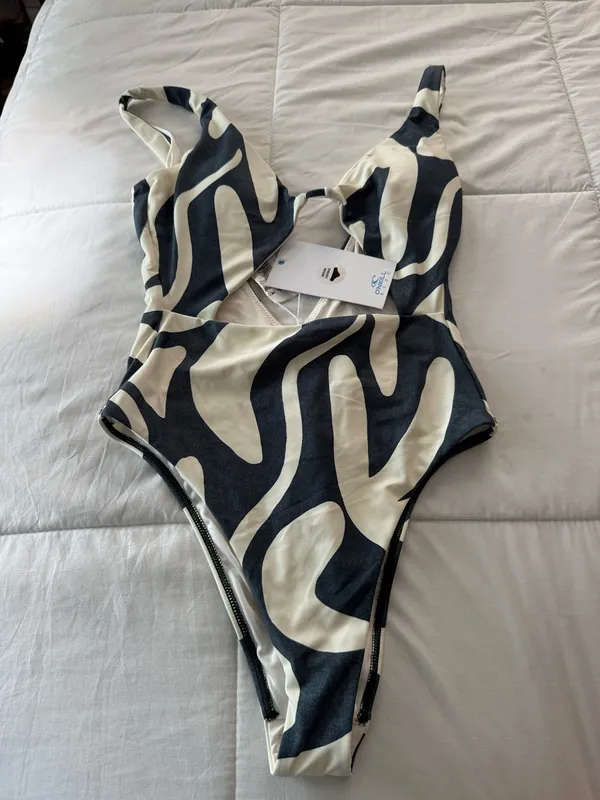 New O’Neill cut out bathing suit size extra small - Image 3