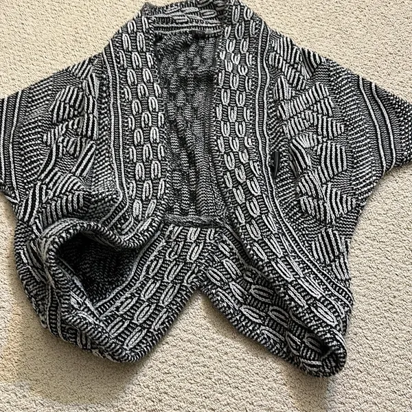 Size small 3/4 sleeve black patterned cardigan - Image 5