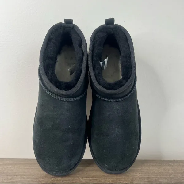 Ugg Youth Women’s Black Mini Boot Size 6 or Women's Size 8 SKU#24325 - Image 7