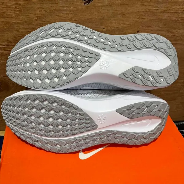 Nike Women's White Trainers - Image 7