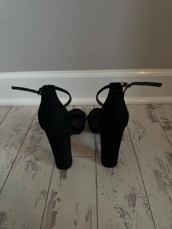 black velvet heels Size 8 - Image 3