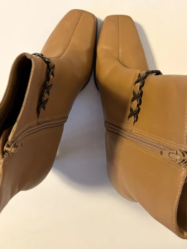Markon Leather Square Toe Chain Strap Heel Ankle Booties Tan Womens Size 9.5 - Image 5