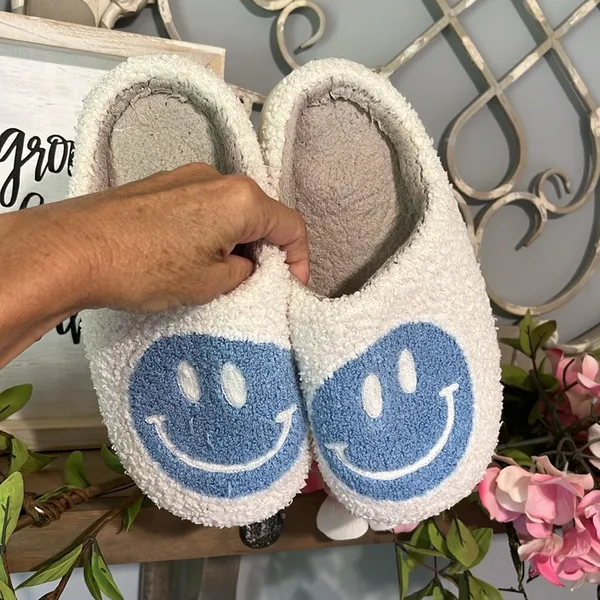 Smiley Face Slippers White Size 7.5 - Image 7
