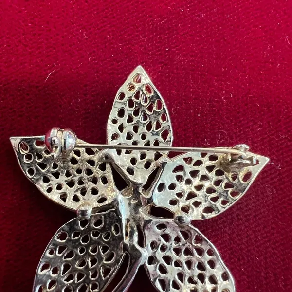 Vintage flower brooch - Image 2