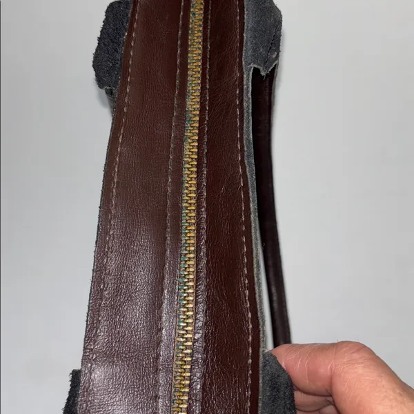 Source Unknown BROWN LEATHER VINTAGE HAND BAG DESIGN ON ONE SIDE ZIP MIDDLE POCKET INSIDE - Image 7