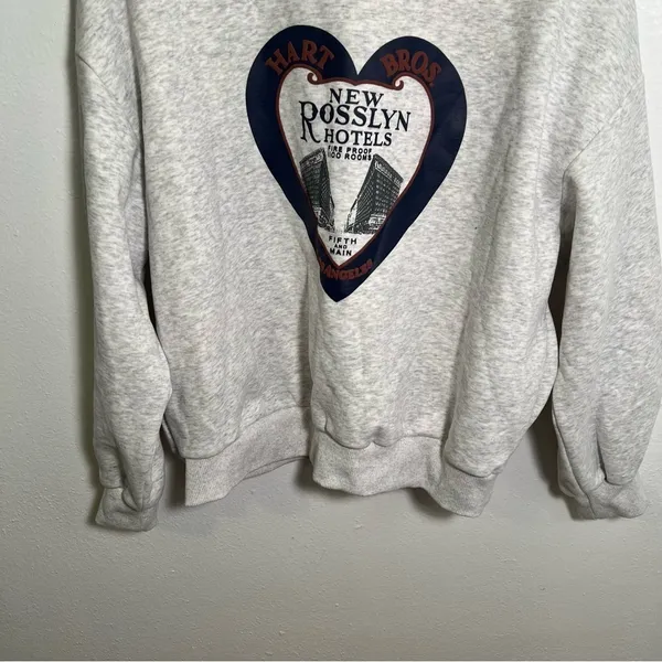 Women's‎ Mock Neck Sweatshirt Hart Bros New Rosslyn Hotels Light Gray Burgundy - Image 3
