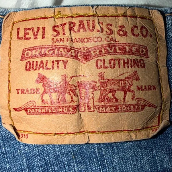 Levis Classic Capri Jeans Womens 10 Medium Wash Blue Cropped Side Slit - Image 3