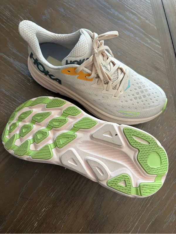 HOKA Women's Clifton 9 in the popular "Vanilla / Astral" colorway 1127896-VLS - Image 3