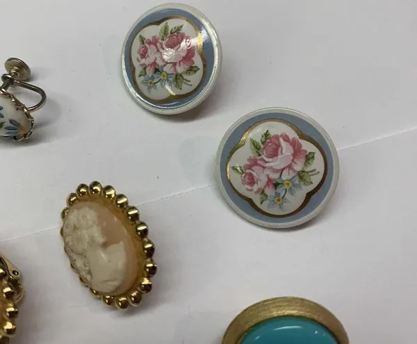 Lot Of 4 Pretty Vintage - Modern Clip On Screw On Costume Earrings - Image 10