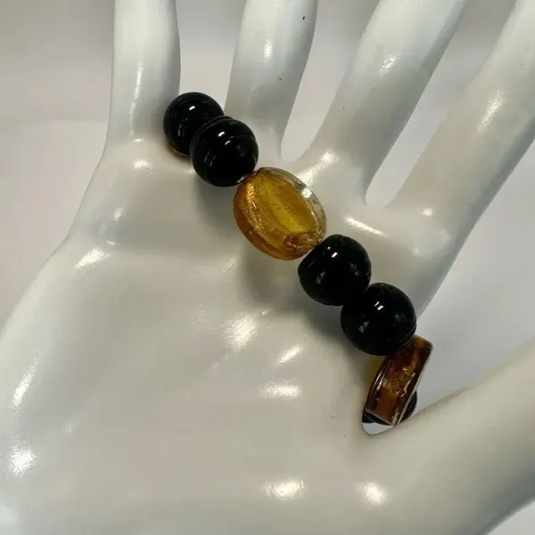 Black and yellow stretchy beaded bracelet - Image 5