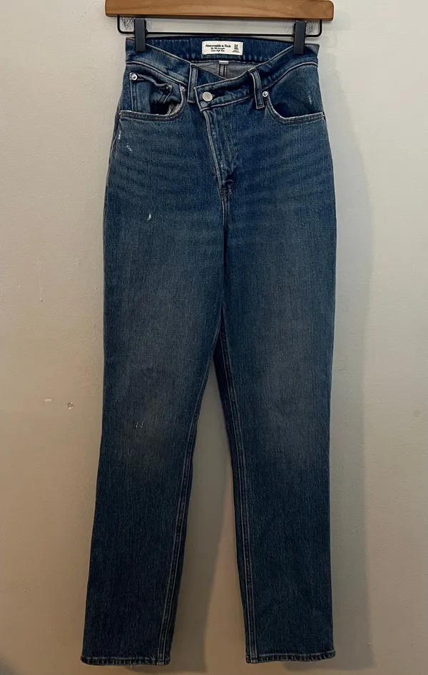ABERCROMBIE- Curve Love Ultra High Rise 90s Straight Jean Criss-Cross - Image 4