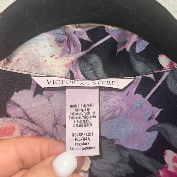 ✨Victoria’s Secret black satin floral pajama Sz XS Top✨ - Image 4