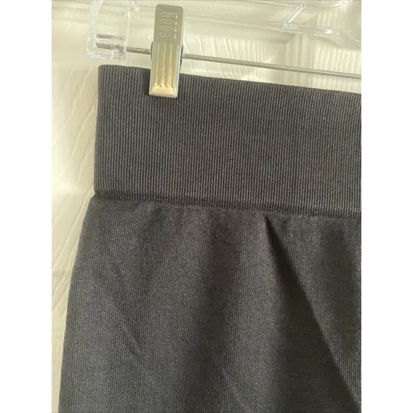 Fabletics Seamless Floral Capri Leggings Womens Size S Black Activewear Gym‎ Fit - Image 5