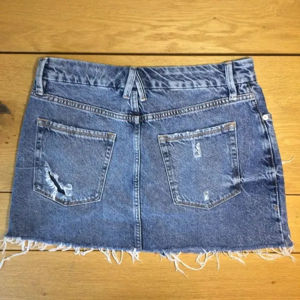 Good American mini Jean skirt 8/29 frayed hem - Image 4