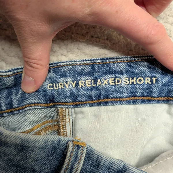 American Eagle Curvy Relaxed Short Light Wash Distressed Denim‎ Size 6 Strigid - Image 6