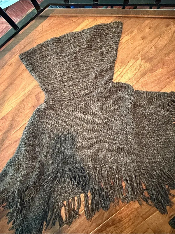 Bandolinoblu Chunky Fringe Knit Poncho Size Medium - Image 5