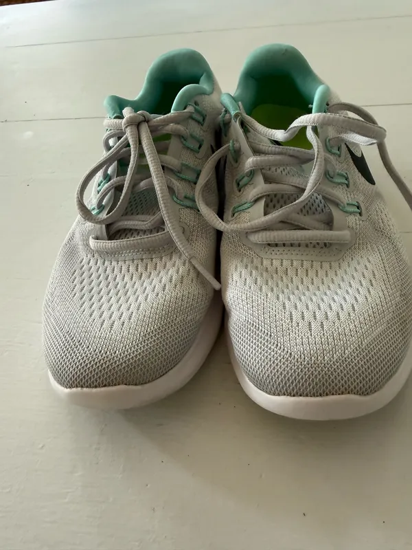 Nike women’s runnning shoe size 6 - Image 5