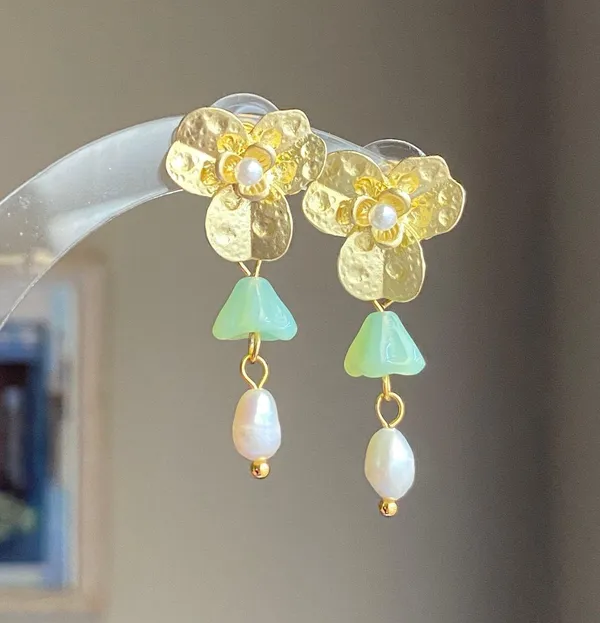 Handmade quality flower Czech glass beads & natural pearl cute fairy cottage style dangle earrings💚💐 - Image 2