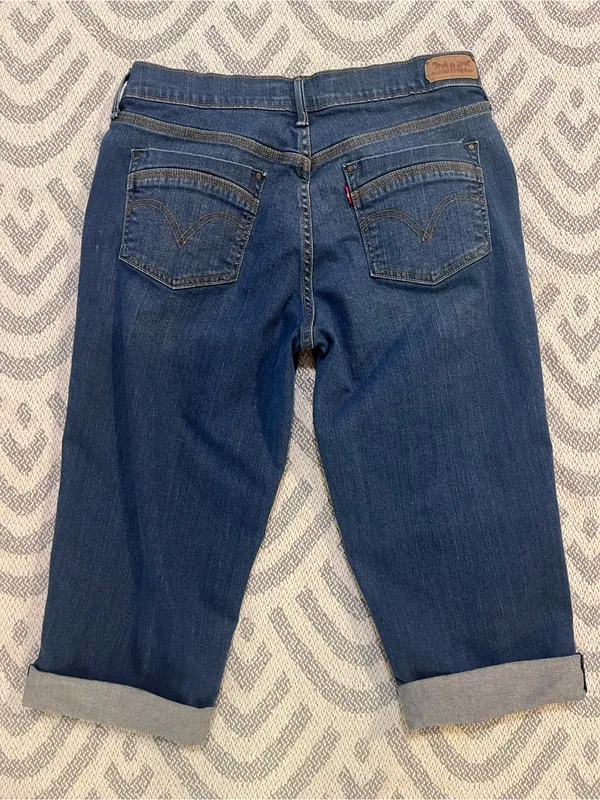 LEVI’S Women’s Blue Denim Jean Capri Pants 6/28 - Image 2