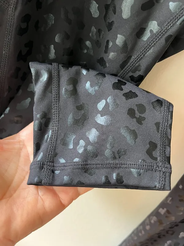 Sz M Pull On Black-on-black leopard print Leggings with side pockets - Image 6