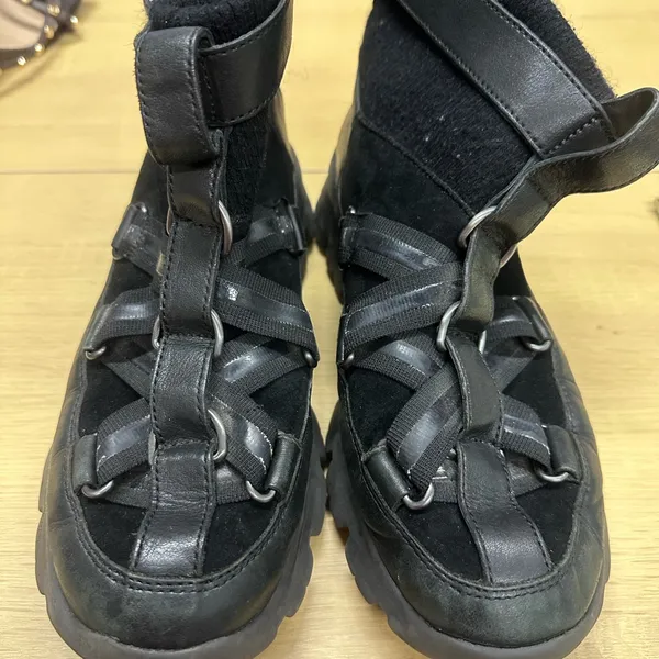 UGG Puff Momma Lakes and Lights Winter Sneaker Ankle Boots Size 9 EUC - Image 3