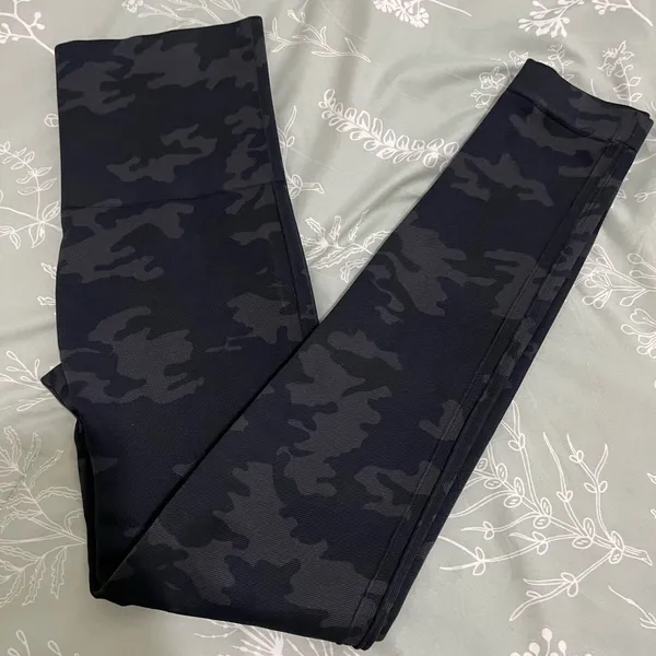 SPANX Look At Me Now Seamless Black Camouflage Leggings Sz M - Image 3