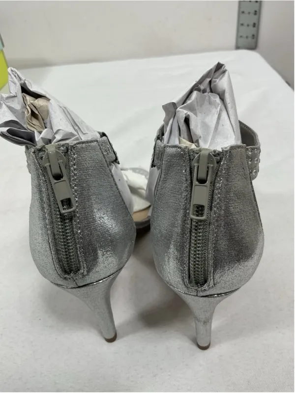 Womans New In Box City Classified Alicia Formal Evening Stiletto Pumps 9 Silver - Image 4