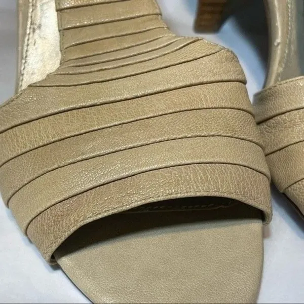 Adrienne Vittadini Beige Leather T Strap Heels Size 10 Open Toe Sandals Flawed - Image 3