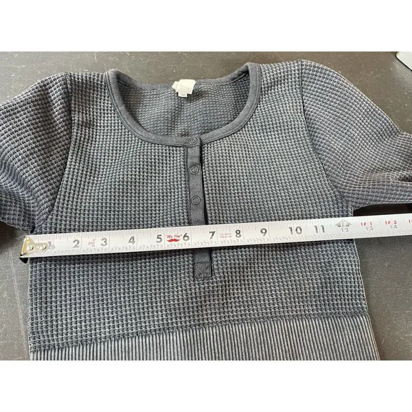OFFLINE Aerie XS Main Squeeze Waffle Crop Top Gray Henley Long Sleeve Thumbholes - Image 8