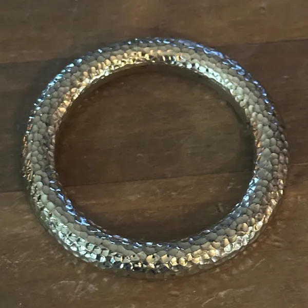 Gold tone hammered round bangle bracelet - Image 4