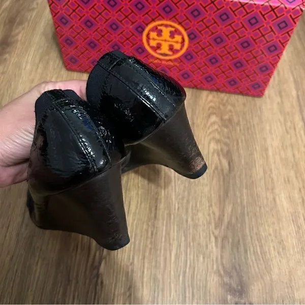 TORY BURCH black gold wedge heels pumps shoes women’s 7 - Image 4