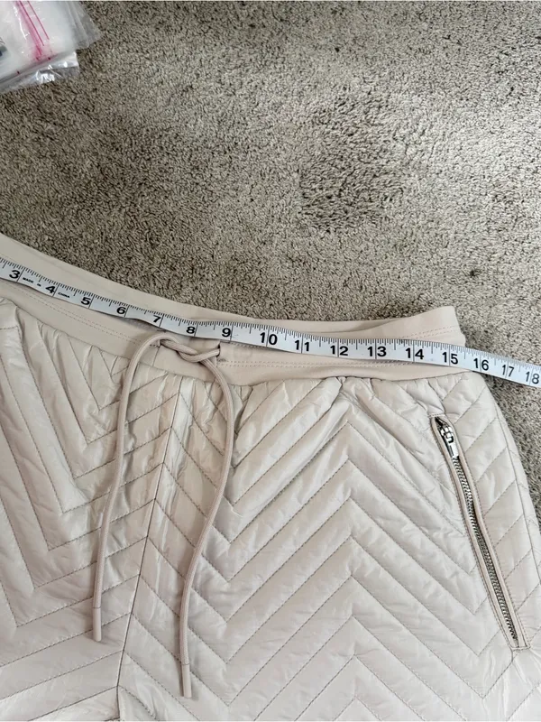 Athleta Women’s Apres Ski Quilted Shorts Puffer Insulated in Beige Chevron 8 - Image 9