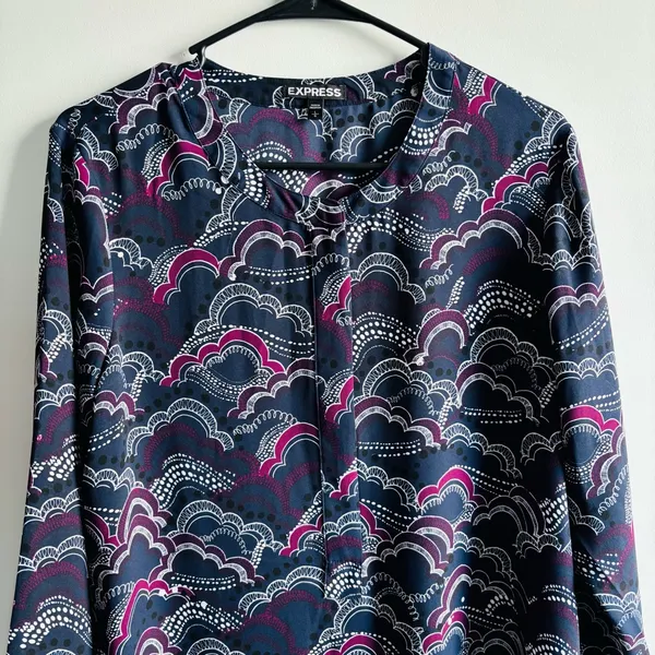 Express Women’s Top Size Large Navy Blue Geometric Pattern 3/4 Sleeve Blouse - Image 4