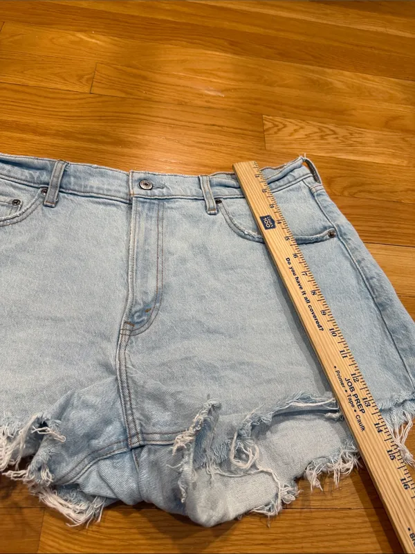 Abercrombie & Fitch the 90s relaxed high rise cutoff jeans shorts size 32 . - Image 5