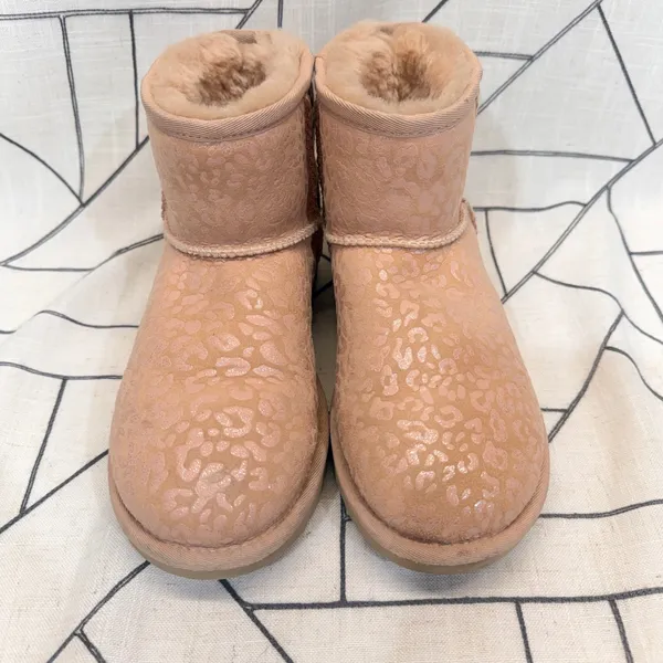 UGG‎ Classic Mini Boots Sz 7 Pink Leopard Print Metallic Suede Sheepskin 1113494 - Image 5