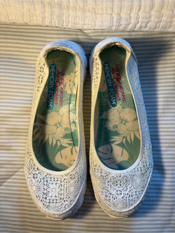 Skechers Sweet pea White Lace Memory Foam Slip-ons. - Image 6