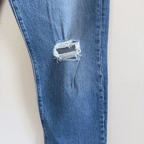 Levis Premium Wedgie Straight High Rise‎ Medium Wash Distressed Jeans Size 28 - Image 4