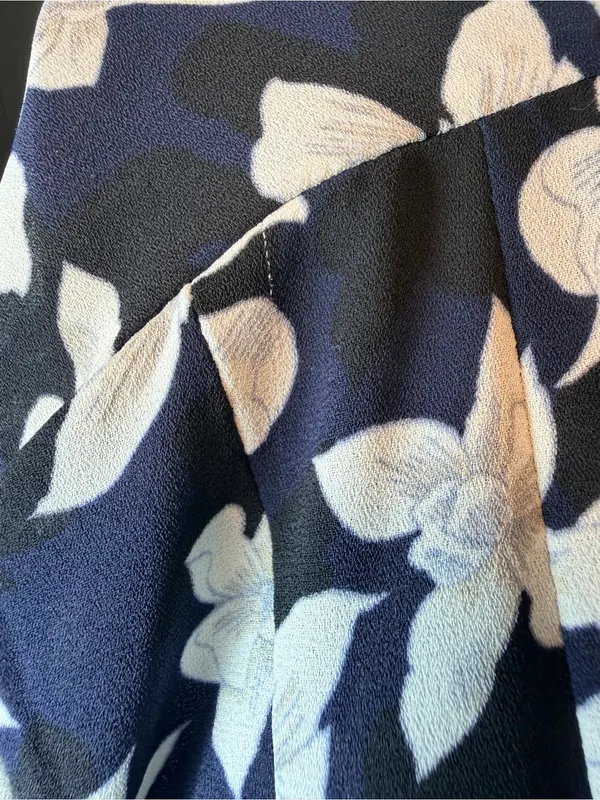 Ann Taylor Floral Wrap Blouse Small Navy Blue Black White V-Neck 3/4 Sleeve - Image 6