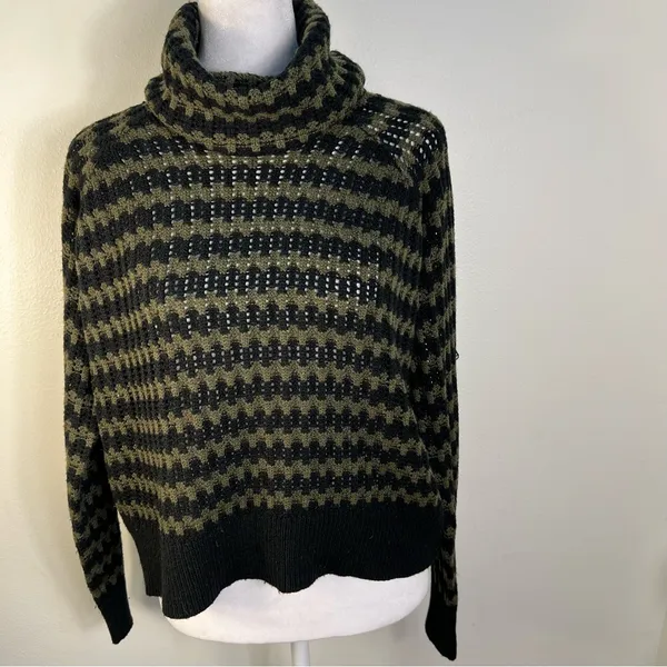 John + Jenn casual Olive and Black Checkered Turtleneck‎ Sweater size M - Image 3